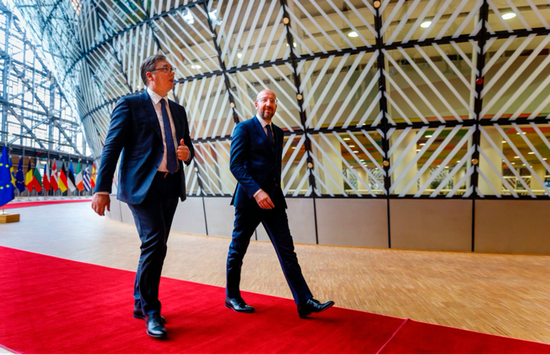  （图说：2020年6月，武契奇与欧洲理事会主席米歇尔会面。图/AFP/Getty Images）&nbsp;