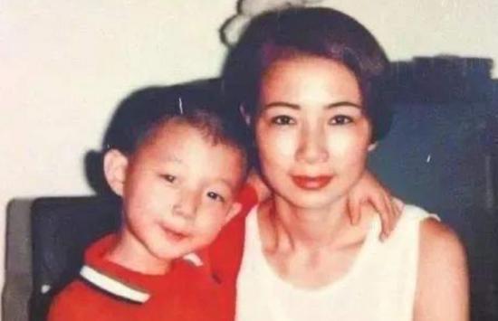 ·年轻时的仲小萍(右)与幼年霍尊。