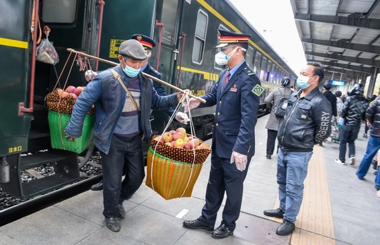 △11月30日，云南省昭通市的果农乘坐5647次列车抵达贵州草海站下车。
