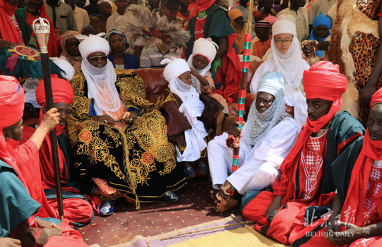 孔涛以酋长身份出席当地节日活动。