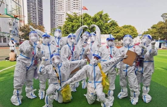 中国抗疫，打的是人民战争。图为学生志愿者们