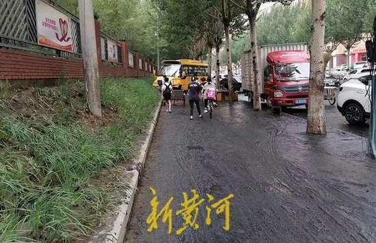 2023年6月27日，苗大广遇险位置的人行道上仍有大量黑泥。受访者供图