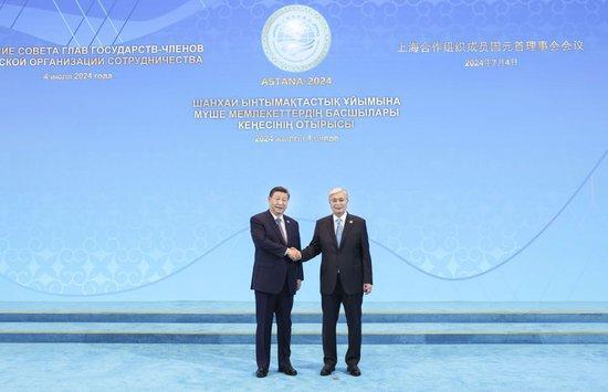 当地时间7月4日上午，国家主席习近平在阿斯塔纳独立宫出席上海合作组织成员国元首理事会第二十四次会议。这是习近平同上海合作组织轮值主席国哈萨克斯坦总统托卡耶夫握手。新华社记者 庞兴雷 摄