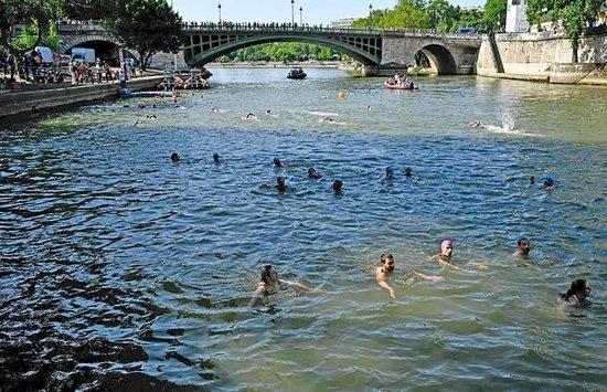 7月17日，在法国巴黎，人们在塞纳河中游泳。新华社