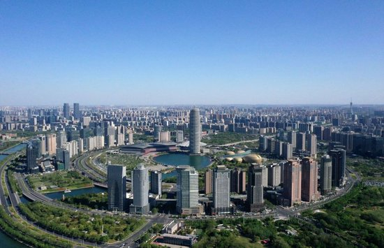 这是2025年4月14日拍摄的河南省郑州市郑东新区中央商务区（无人机照片）。新华社记者 李嘉南 摄