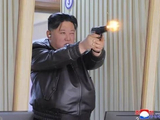 金正恩携女儿视察军工厂，了解武器生产情况，体验手枪射击