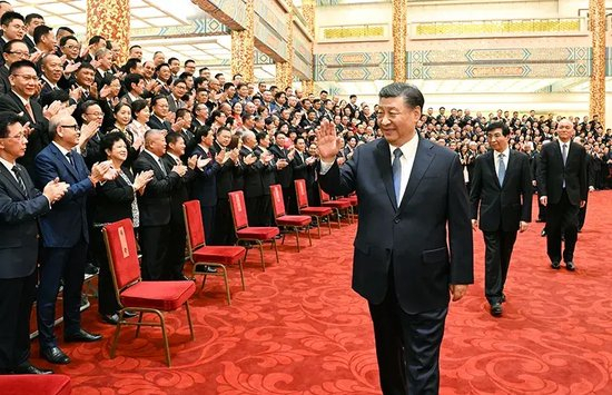 　　2023年5月8日，党和国家领导人习近平、王沪宁、蔡奇等在北京人民大会堂会见第十届世界华侨华人社团联谊大会代表。新华社记者 李学仁 摄
