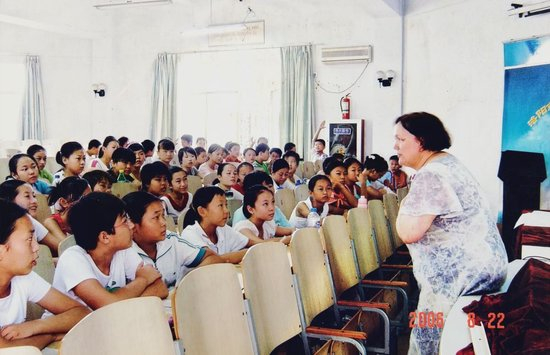 2006年8月22日，池欧为新入学的学生们上口语公开课。