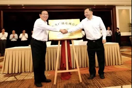 　　△中央政治局委员、上海市委书记李强与中央广播电视总台台长慎海雄共同为中央广播电视总台长三角总部揭牌。（新华社记者 凡军摄）