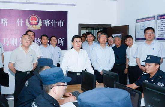 　　6月11日至15日，国务委员、公安部党委书记、部长赵克志在新疆调研。图为赵克志在喀什市公安局乃则尔巴格派出所详细了解基层警力编制、警务装备和辖区治安情况。