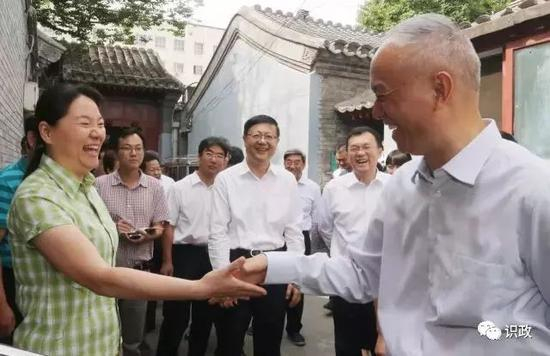  正在值守的钱粮西巷巷长杨红梅