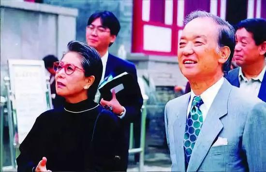 △1999年，海部俊树（右）在西安