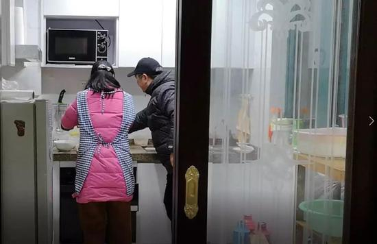 丁老师和师娘一起做饭。新京报记者吴靖 摄