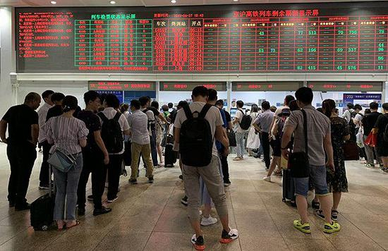 新开的退票窗口。图片拍摄：唐俊