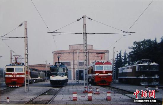  上世纪八十年代，宝鸡机车检修厂交车场上整装待发的电力机车。宝鸡机车检修厂供图