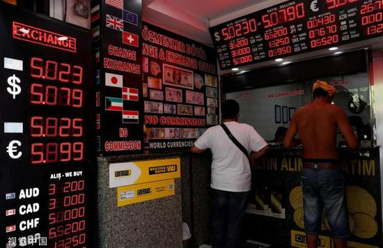  当地时间2018年8月2日，土耳其里拉兑美元周四暴跌，一度“破5”，创历史新低。图源：视觉中国