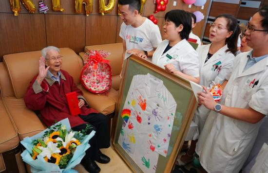 2019年9月25日上午，北京儿童医院为张金哲院士庆祝99周岁的生日，现场简朴又热闹。医生爷爷特别开心，在现场表演起自己拿手的小魔术，这也是他哄孩子的“法宝”。