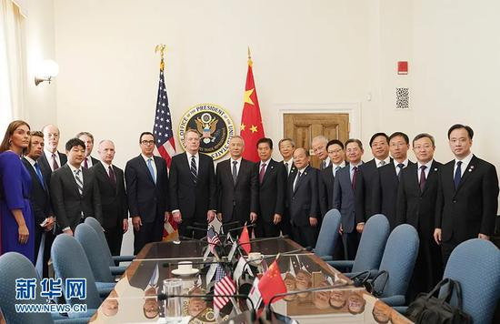 △郑泽光（右五）