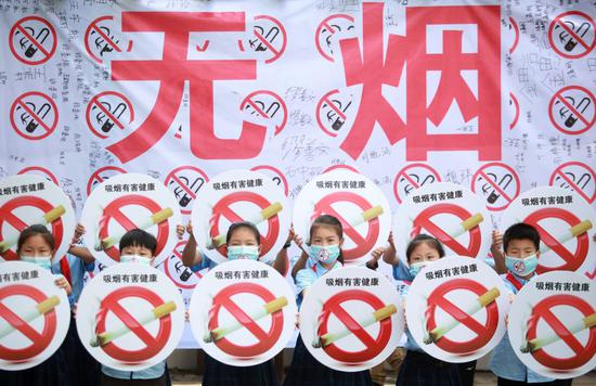 2021年5月28日，江苏省扬州市东关小学的学生手持禁烟标志进行无烟宣传新华社发（孟德龙 摄）