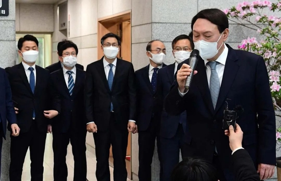 　·2021年3月4日，尹锡悦（右一）宣布将辞去检察总长职务。（资料图）