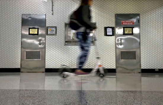 　　2001年9月11日后，出于安全考虑，旧金山湾区地下捷运车站里的公厕都被关闭了。图为鲍威尔车站内一个被关闭的卫生间。图源：旧金山纪事报