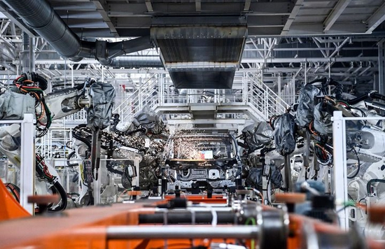 10月17日，在吉林长春中国第一汽车集团有限公司红旗繁荣工厂焊装车间内，焊装机器人在生产线上焊接车身。新华社记者 颜麟蕴 摄