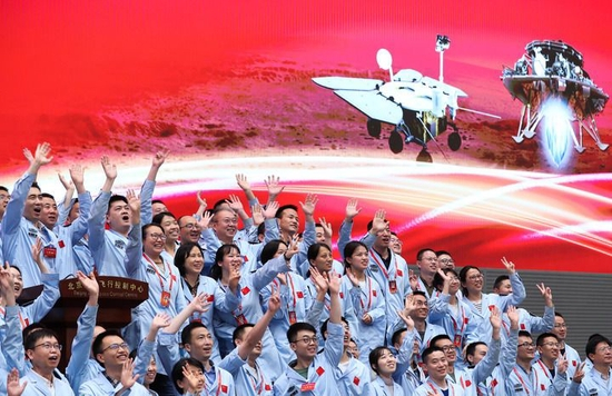 ↑北京航天飞行控制中心青年科技人才群体庆祝我国首次火星探测任务着陆火星成功（2021年5月15日摄）。新华社记者 金立旺 摄