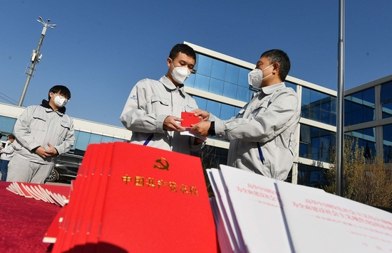 　　△ 2022年11月1日，北京，党的二十大报告单行本和新版《中国共产党章程》被送到路桥集团地铁17号线施工现场，路桥集团党委将首批报告单行本送到项目部一线党员手中。