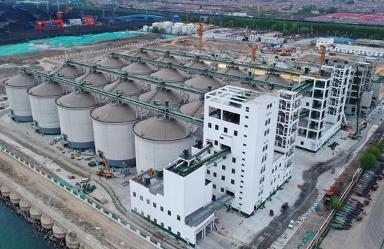  工人在中央储备粮秦皇岛直属库有限公司海港粮食储备基地项目建设工地施工（2023年4月23日摄，无人机照片）。新华社记者 杨世尧 摄
