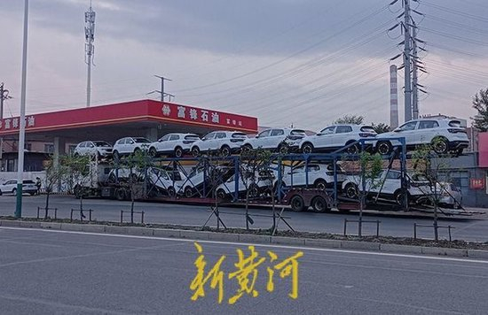 　5月31日，一辆满载新车的超限轿运车即将驶离长春汽开区