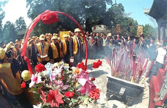  1997年4月5日，台湾各界文化祭祖访问团成员在陕西黄帝陵轩辕庙举行祭陵活动。    新华社发