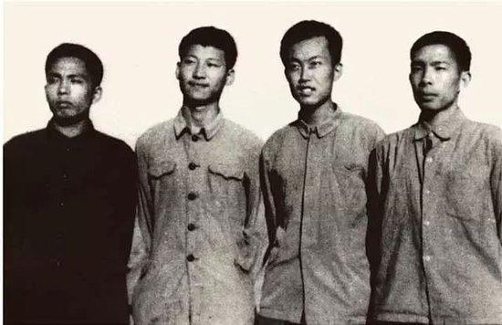 1973年，习近平（左二）在陕西延川县。