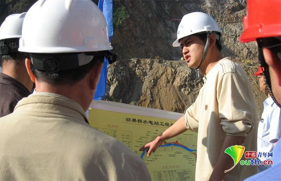 王明疆与同事在野外工作。中国电建西北院供图&nbsp;