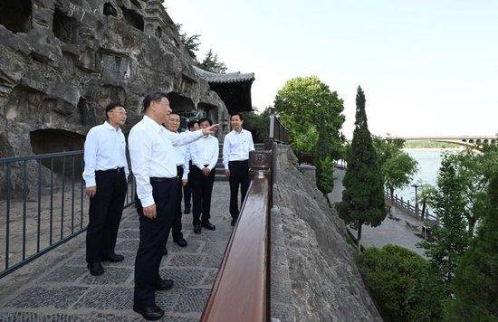 5月19日至20日,中共中央总书记、国家主席、中央军委主席习近平在河南考察。这是19日下午,习近平在洛阳龙门石窟考察。新华社记者 谢环驰 摄