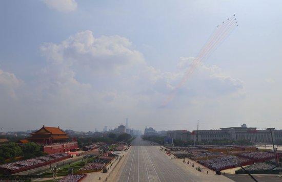 2025年9月3日,纪念中国人民抗日战争暨世界反法西斯战争胜利80周年大会在北京隆重举行。这是空中梯队接受检阅。新华社记者 刘续 摄