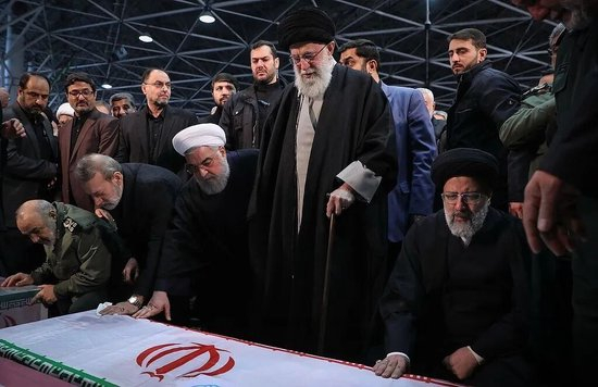 2020年1月6日，伊朗最高领袖哈梅内伊（前排左四）、时任总统鲁哈尼（前排左三）、时任议长阿里·拉里贾尼（前排左二）出席伊朗革命卫队圣城部队指挥官苏莱曼尼的追悼仪式。（视觉中国）