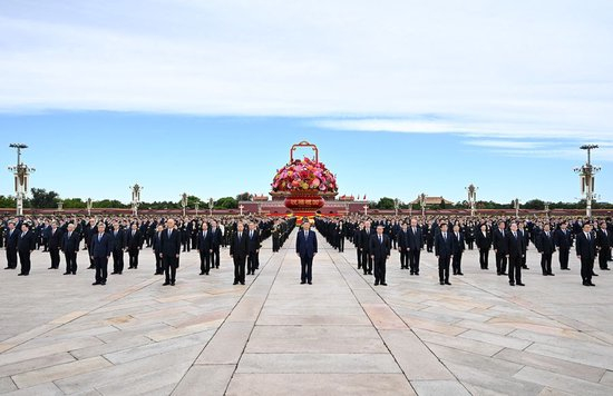 9月30日上午，党和国家领导人习近平、李强、赵乐际、王沪宁、蔡奇、丁薛祥、李希、韩正等来到北京天安门广场，出席烈士纪念日向人民英雄敬献花篮仪式。新华社记者 燕雁 摄