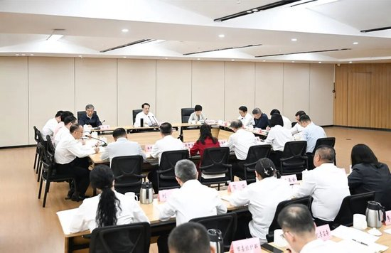 　　10月13日上午，市委书记袁家军调研持之以恒推进全面从严治党工作并召开座谈会。记者 苏思 摄/视觉重庆
