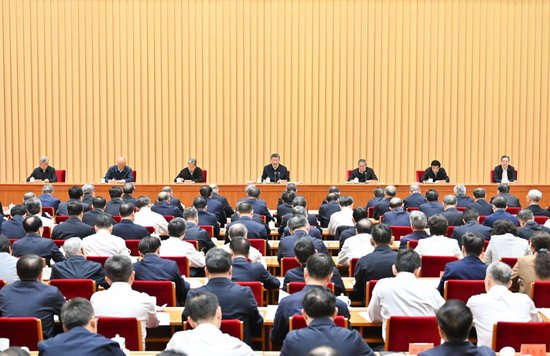 10月12日至13日，全国卫生与健康大会在北京召开。中共中央总书记、国家主席、中央军委主席习近平出席会议并发表重要讲话。李强、赵乐际、王沪宁、蔡奇、丁薛祥、李希出席会议。新华社记者 岳月伟 摄