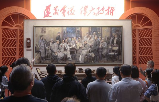 　　2026年10月13日，北京，观众在中国人民革命军事博物馆参观“伟大的远征——纪念中国工农红军长征胜利90周年主题展览”。图为观众参观油画《遵义会议》。