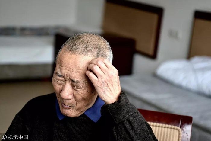 阿尔兹海默病让患病老人们的大脑萎缩，让他们想不起儿女、孙子甚至是老伴。图片来自视觉中国