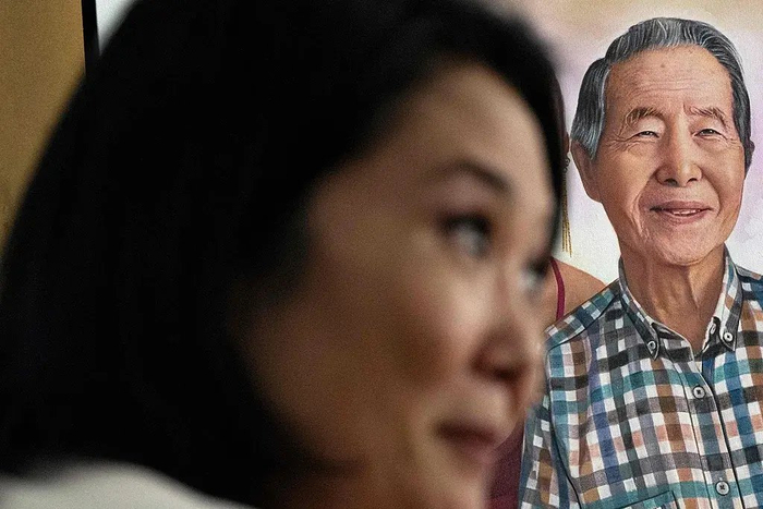 当地时间2026年4月10日，秘鲁利马，藤森庆子在接受媒体采访时，其父亲、秘鲁前总统阿尔韦托·藤森的肖像被拍摄入镜。图/视觉中国