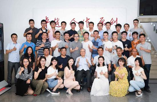  陶铝新材料科研团队合影，周尧和（中）