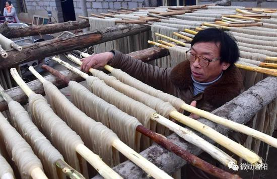 刘平安在挂粉条。