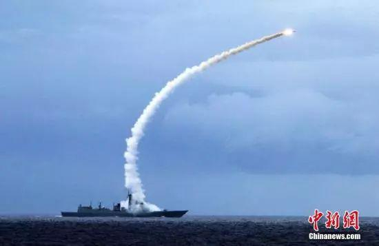  图为在某海域参加实弹演习中，海口舰发射舰空导弹拦截来袭目标。（资料图片）中新社发&nbsp;王栋&nbsp;摄