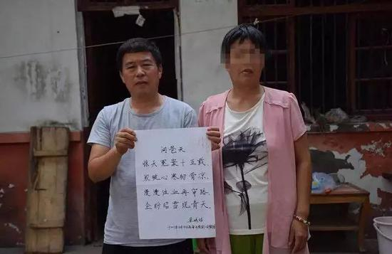 ▷ 曹红彬和妻子站在家门口