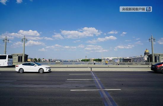 △桥面上这一排紧紧咬合的“铁齿”，就是桥梁的开合处。（央视记者拍摄）