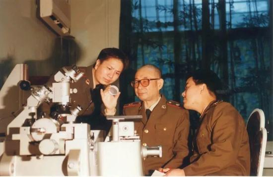  △2001年，高伯龙进行科研工作