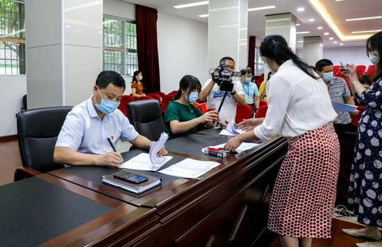 越秀区民办初中招生电脑摇号现场。通讯员&nbsp;苏卓健 摄