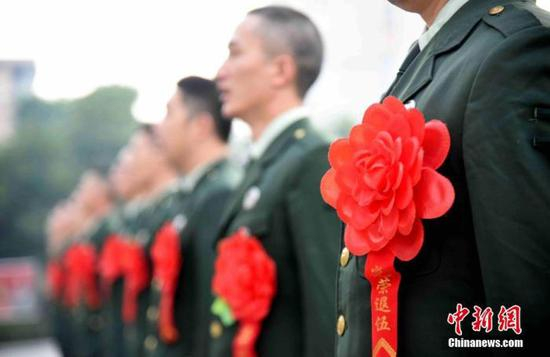 资料图：士兵退役仪式。 高铭 摄